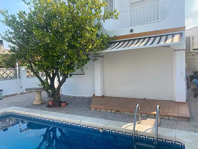 House with a pool and 3 bedrooms, one on the ground floor, in Empuriabrava Puigmal.