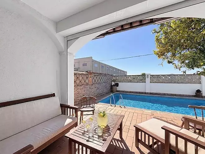 House with a pool and 3 bedrooms, one on the ground floor, in Empuriabrava Puigmal.