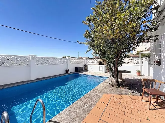 House with a pool and 3 bedrooms, one on the ground floor, in Empuriabrava Puigmal.