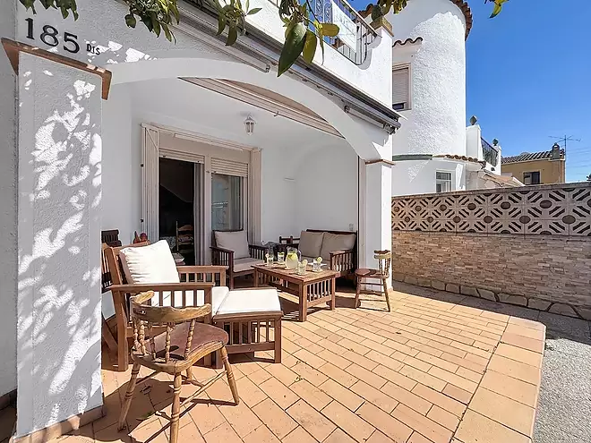 House with a pool and 3 bedrooms, one on the ground floor, in Empuriabrava Puigmal.