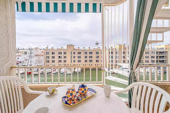 PORT MOX&Oacute; Encantador apartament de 2 dormitoris amb vistes al canal, sol&agrave;rium i p&agrave;rquing privat exte