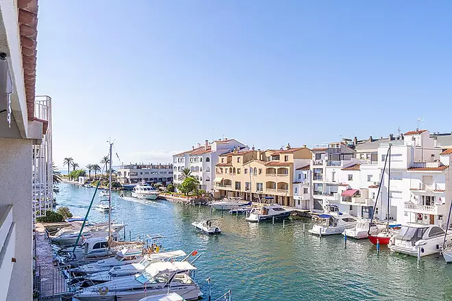 PORT MOX&Oacute; Encantador apartament de 2 dormitoris amb vistes al canal, sol&agrave;rium i p&agrave;rquing privat exte
