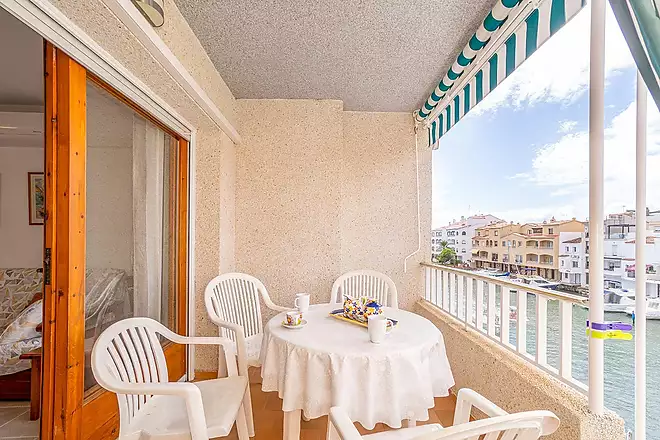PORT MOX&Oacute; Encantador apartament de 2 dormitoris amb vistes al canal, sol&agrave;rium i p&agrave;rquing privat exte