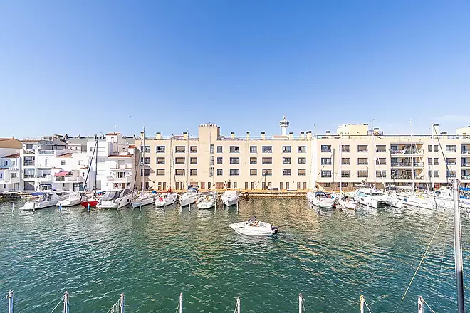 PORT MOX&Oacute; Encantador apartament de 2 dormitoris amb vistes al canal, sol&agrave;rium i p&agrave;rquing privat exte