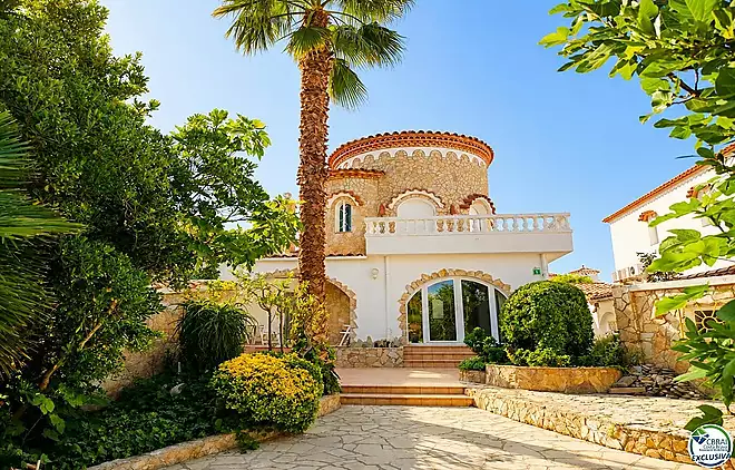 Villa with character, 500 m&sup2; plot and private mooring in Empuriabrava