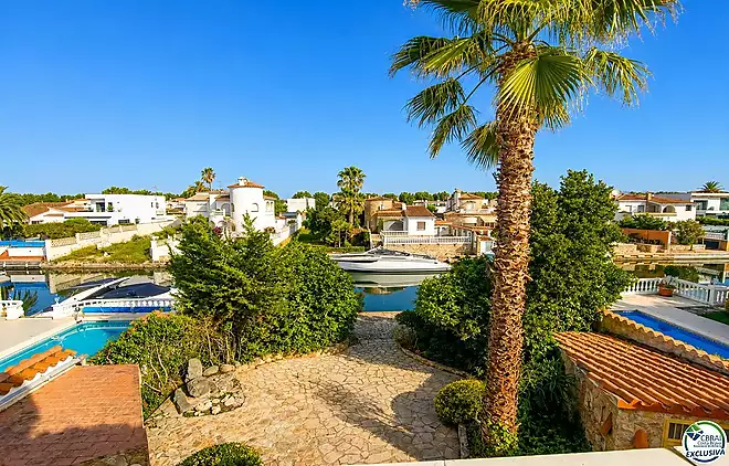 Villa with character, 500 m&sup2; plot and private mooring in Empuriabrava