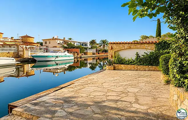 Villa with character, 500 m&sup2; plot and private mooring in Empuriabrava