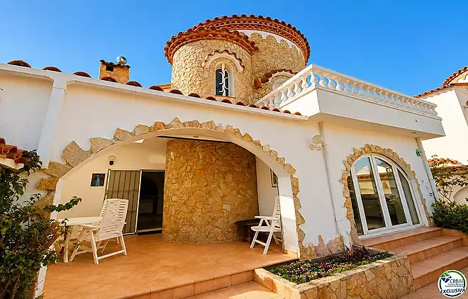 Villa with character, 500 m&sup2; plot and private mooring in Empuriabrava