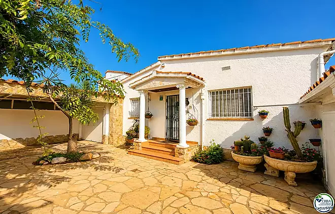 Villa with character, 500 m&sup2; plot and private mooring in Empuriabrava