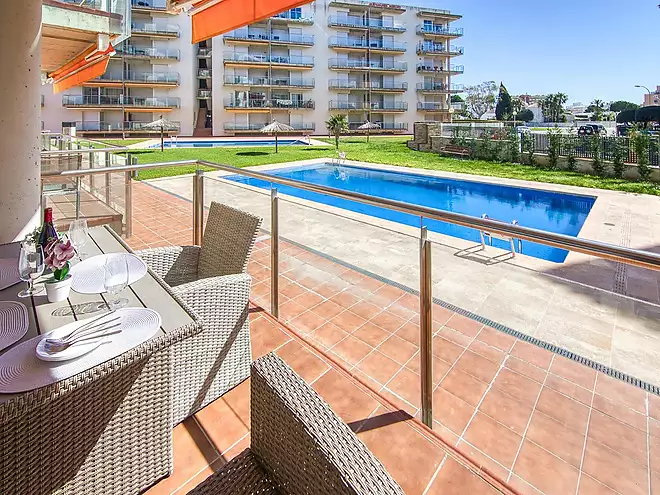 Apartament modern en planta baixa amb terrassa i piscina a Santa Margarida