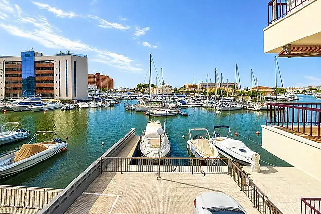 El teu rac&oacute; vora el mar a Roses: terrassa amb vistes al canal i p&agrave;rquing privat