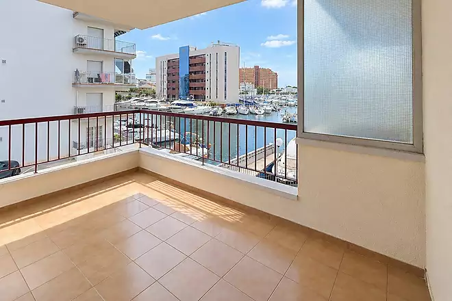 El teu rac&oacute; vora el mar a Roses: terrassa amb vistes al canal i p&agrave;rquing privat