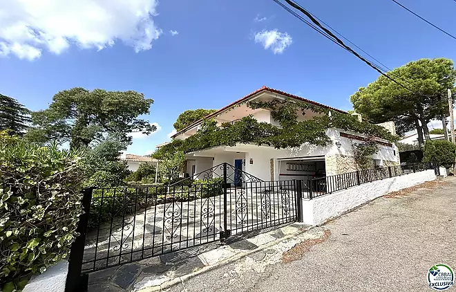 House in Llan&ccedil;&agrave; with a tourist license, sea views, and just a few meters from the beach.