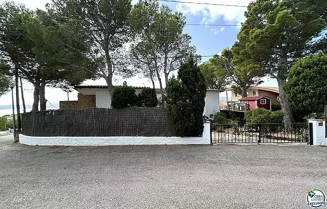 House in Llan&ccedil;&agrave; with a tourist license, sea views, and just a few meters from the beach.