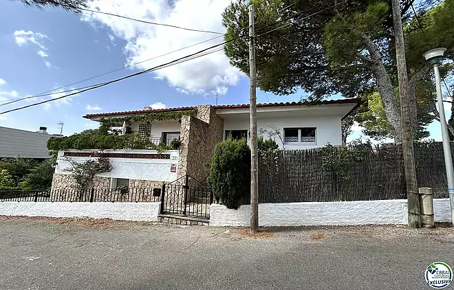 House in Llan&ccedil;&agrave; with a tourist license, sea views, and just a few meters from the beach.