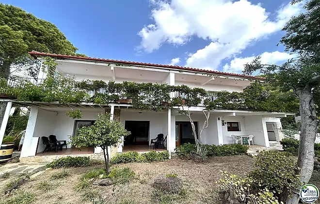 House in Llan&ccedil;&agrave; with a tourist license, sea views, and just a few meters from the beach.