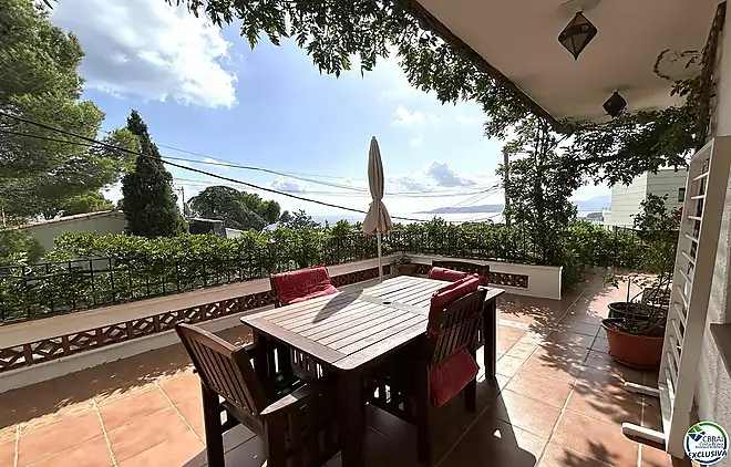 House in Llan&ccedil;&agrave; with a tourist license, sea views, and just a few meters from the beach.