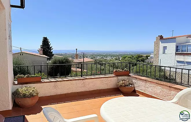 Petita casa amb vistes al mar i terrassa a Mas Fumats, Roses