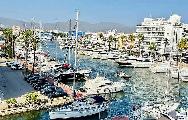 Fully renovated apartment with terrace and spectacular canal and sea views in one of Empuriabrava&rsquo;s 