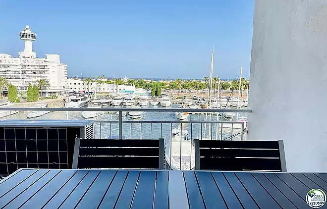 Fully renovated apartment with terrace and spectacular canal and sea views in one of Empuriabrava&rsquo;s 