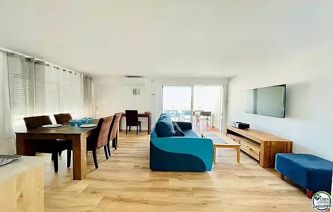 Fully renovated apartment with terrace and spectacular canal and sea views in one of Empuriabrava&rsquo;s 