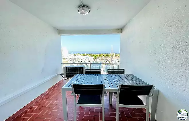 Fully renovated apartment with terrace and spectacular canal and sea views in one of Empuriabrava&rsquo;s 