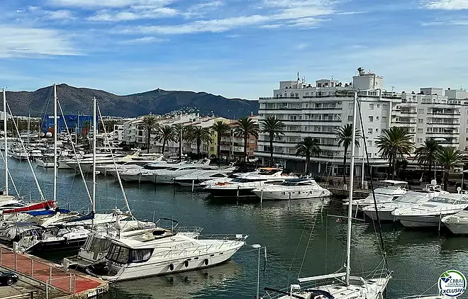Fully renovated apartment with terrace and spectacular canal and sea views in one of Empuriabrava&rsquo;s 