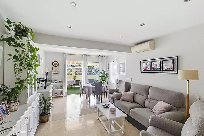 SANT MAURICI  Renovated detached house with garden: space, comfort and privacy