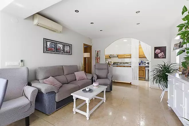 SANT MAURICI  Renovated detached house with garden: space, comfort and privacy