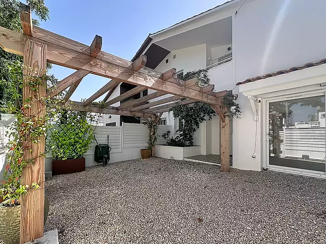 Renovated house with 5 bedrooms and tourist license in Empuriabrava, Peni area.