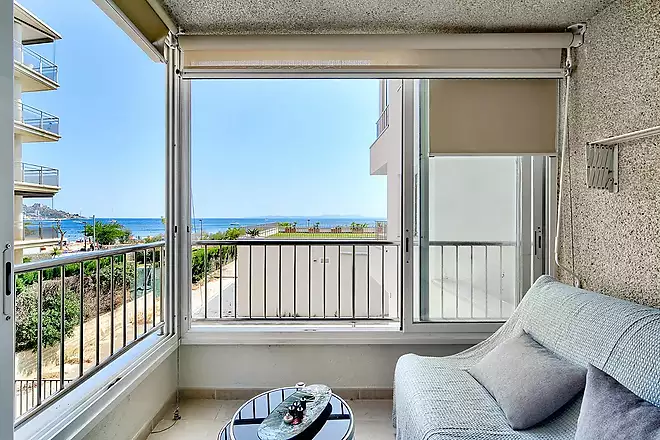 Seafront apartment with sea views in Salatar, Roses
