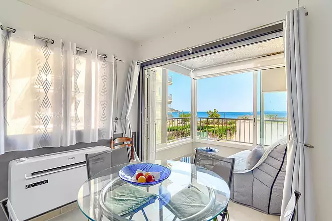 Seafront apartment with sea views in Salatar, Roses
