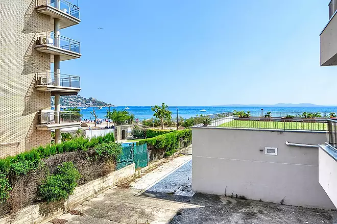 Seafront apartment with sea views in Salatar, Roses