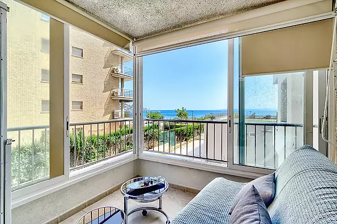 Seafront apartment with sea views in Salatar, Roses