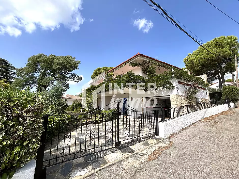 House in Llan&ccedil;&agrave; with a tourist license, sea views, and just a few meters from the beach. - photo 1 of 58