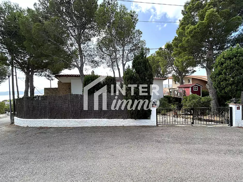 House in Llan&ccedil;&agrave; with a tourist license, sea views, and just a few meters from the beach. - photo 2 of 58