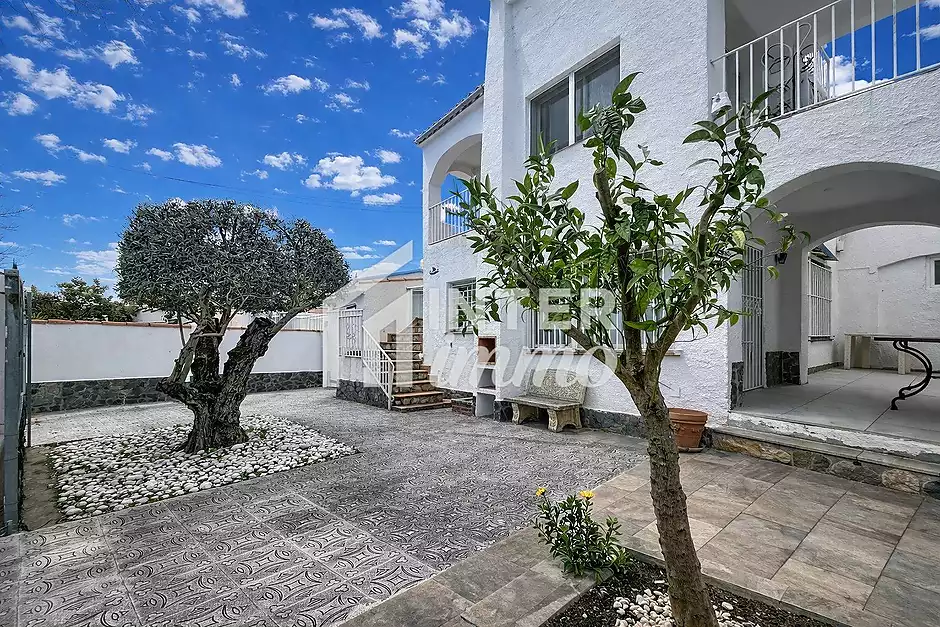 Casa dividida en 2 apartaments amb garatge a Empuriabrava - foto 1 de 29