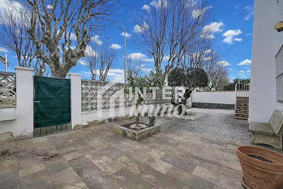 Casa dividida en 2 apartaments amb garatge a Empuriabrava - foto 19 de 29