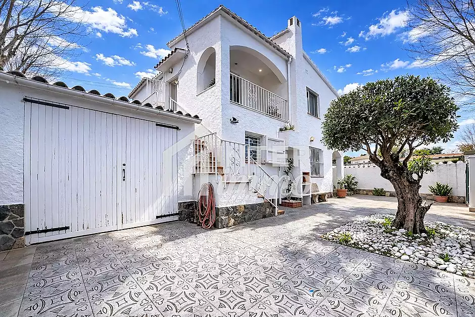 Casa dividida en 2 apartaments amb garatge a Empuriabrava - foto 20 de 29