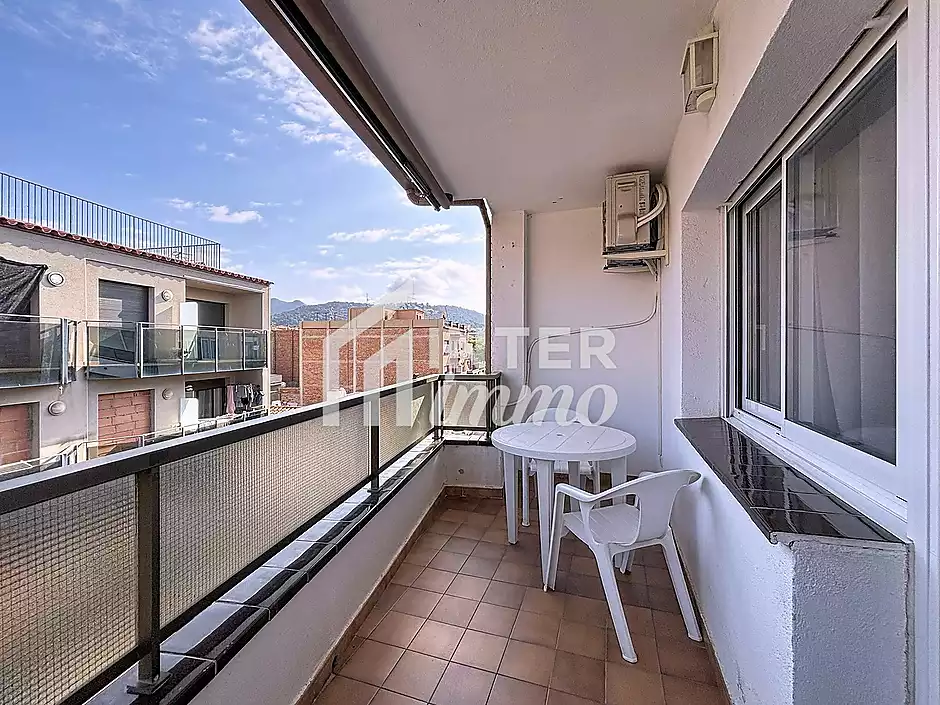 Apartment with tourist license in the heart of Roses, 400 m from the beach - photo 1 of 24