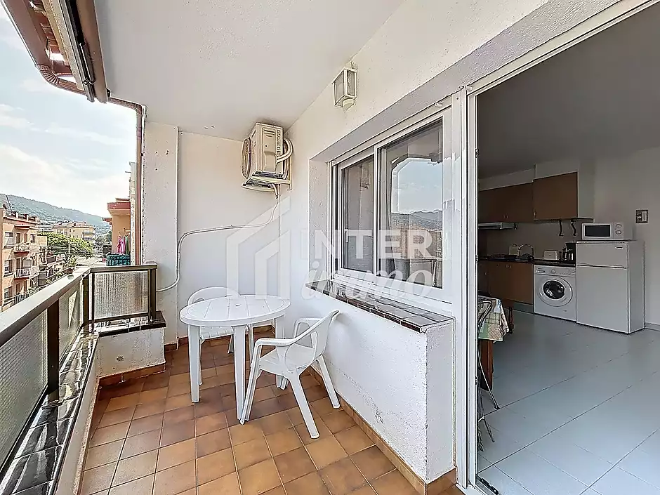 Apartment with tourist license in the heart of Roses, 400 m from the beach - photo 2 of 24