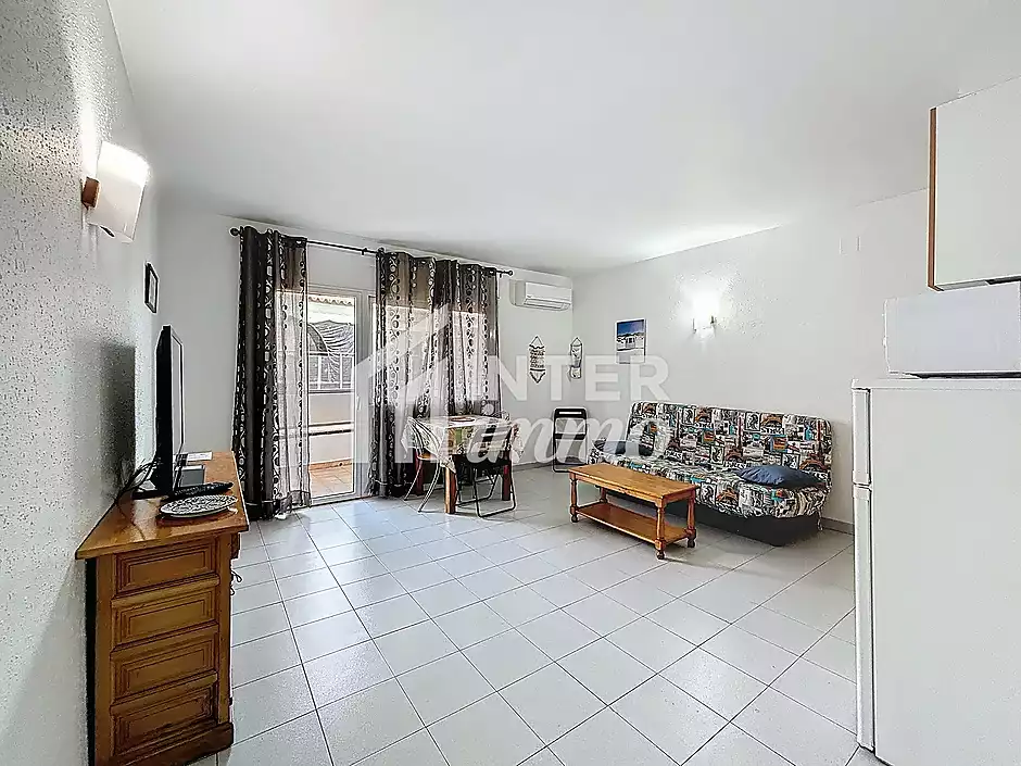Apartment with tourist license in the heart of Roses, 400 m from the beach - photo 3 of 24