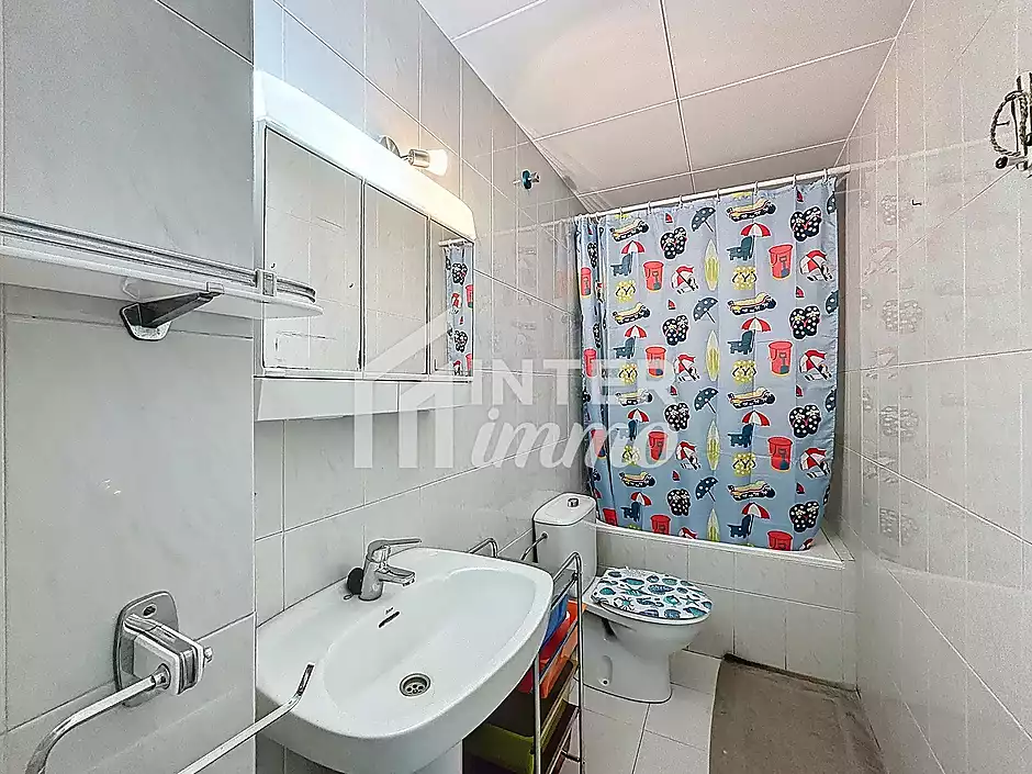Apartment with tourist license in the heart of Roses, 400 m from the beach - photo 18 of 24