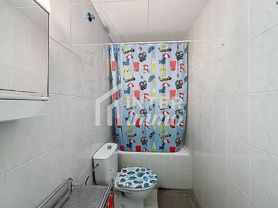Apartment with tourist license in the heart of Roses, 400 m from the beach - photo 19 of 24