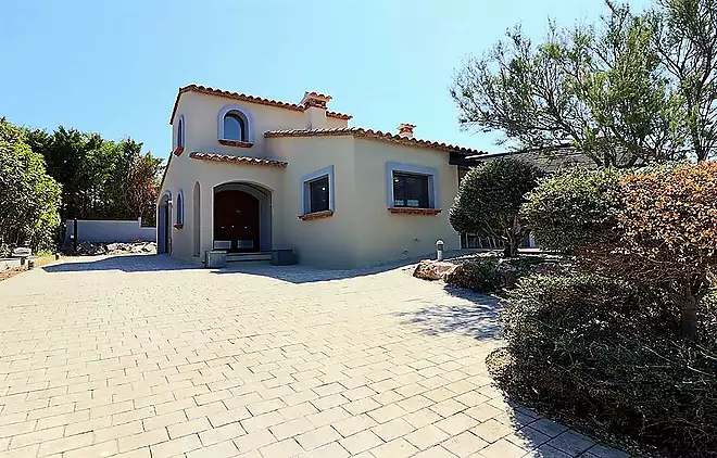 Villa totalmente renovada en la exclusiva zona de Peralada Golf