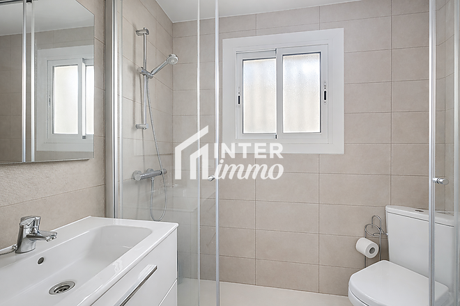 Casa dividida en 2 apartaments amb garatge a Empuriabrava.