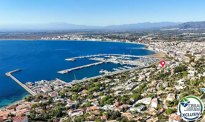 Habitatge exclusiu amb vistes panor&agrave;miques al mar i al port de Roses