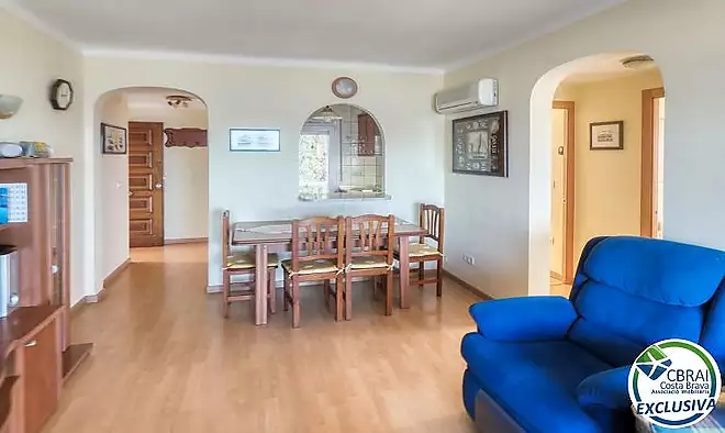 Habitatge exclusiu amb vistes panor&agrave;miques al mar i al port de Roses