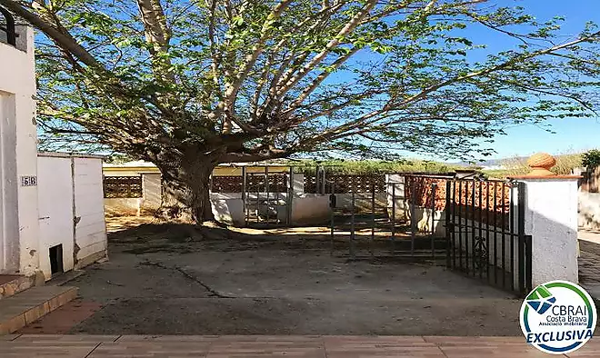 El teu proper projecte a Empuriabrava: casa amb jard&iacute; i molt de potencial