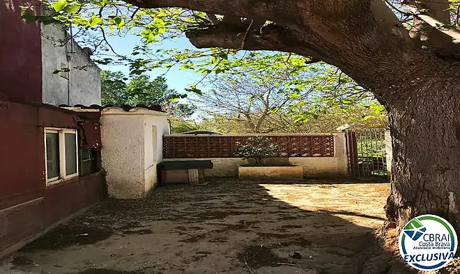 El teu proper projecte a Empuriabrava: casa amb jard&iacute; i molt de potencial